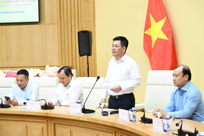 Bộ trưởng Nguyễn Hồng Diên phát biểu, cảm ơn những đóng góp bền bỉ, tâm huyết của các cơ quan báo chí truyền thông với ngành Công Thương, Bộ Công Thương trong thời gian qua