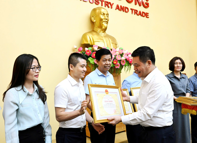 Bộ trưởng Nguyễn Hồng Diên trao Bằng khen của Bộ trưởng Bộ Công Thương cho các cá nhân là Lãnh đạo cơ quan quản lý báo chí, cơ quan thông tấn báo chí đã có nhiều đóng góp cho công tác truyền thông của Bộ Công Thương, ngành Công Thương trong những năm qua.