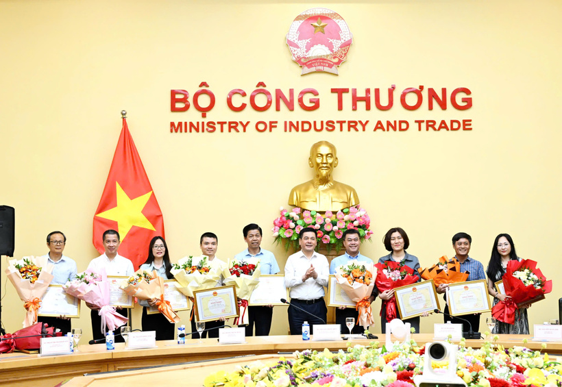 Bộ trưởng Nguyễn Hồng Diên mong muốn, trong thời gian tới, ngành Công Thương sẽ tiếp tục nhận được sự phục vụ, giúp đỡ nhiều hơn nữa của các cơ quan báo chí trung ương, địa phương để ngành Công Thương hoàn thành và hoàn thành xuất sắc nhiệm vụ