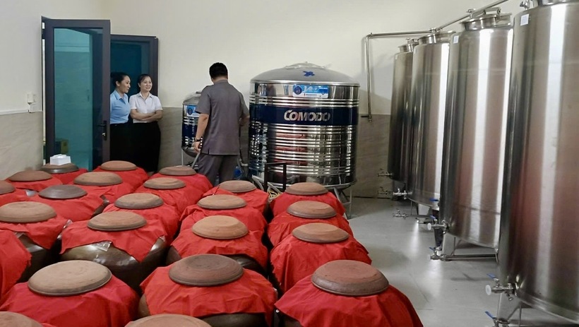 Đề án “Hỗ trợ kinh phí đầu tư máy móc thiết bị tiên tiến trong sản xuất rượu thảo dược” của Công ty Cổ phần Chế biến nông sản Minh Phúc An được Trung tâm Phát triển Công thương Vĩnh Phúc phê duyệt và đưa vào thực hiện hiệu quả. Ảnh: Thu Thủy