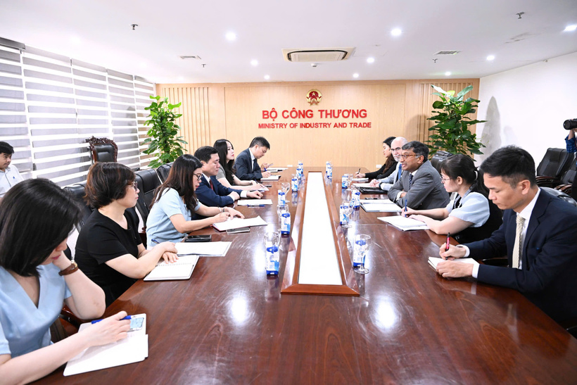 Toàn cảnh buổi làm việc giữa Thứ trưởng Bộ Công Thương Việt Nam Nguyễn Sinh Nhật Tân với ông Paul Thoppil, đại diện thương mại của Canada tại Ấn Độ Dương - Thái Bình Dương
