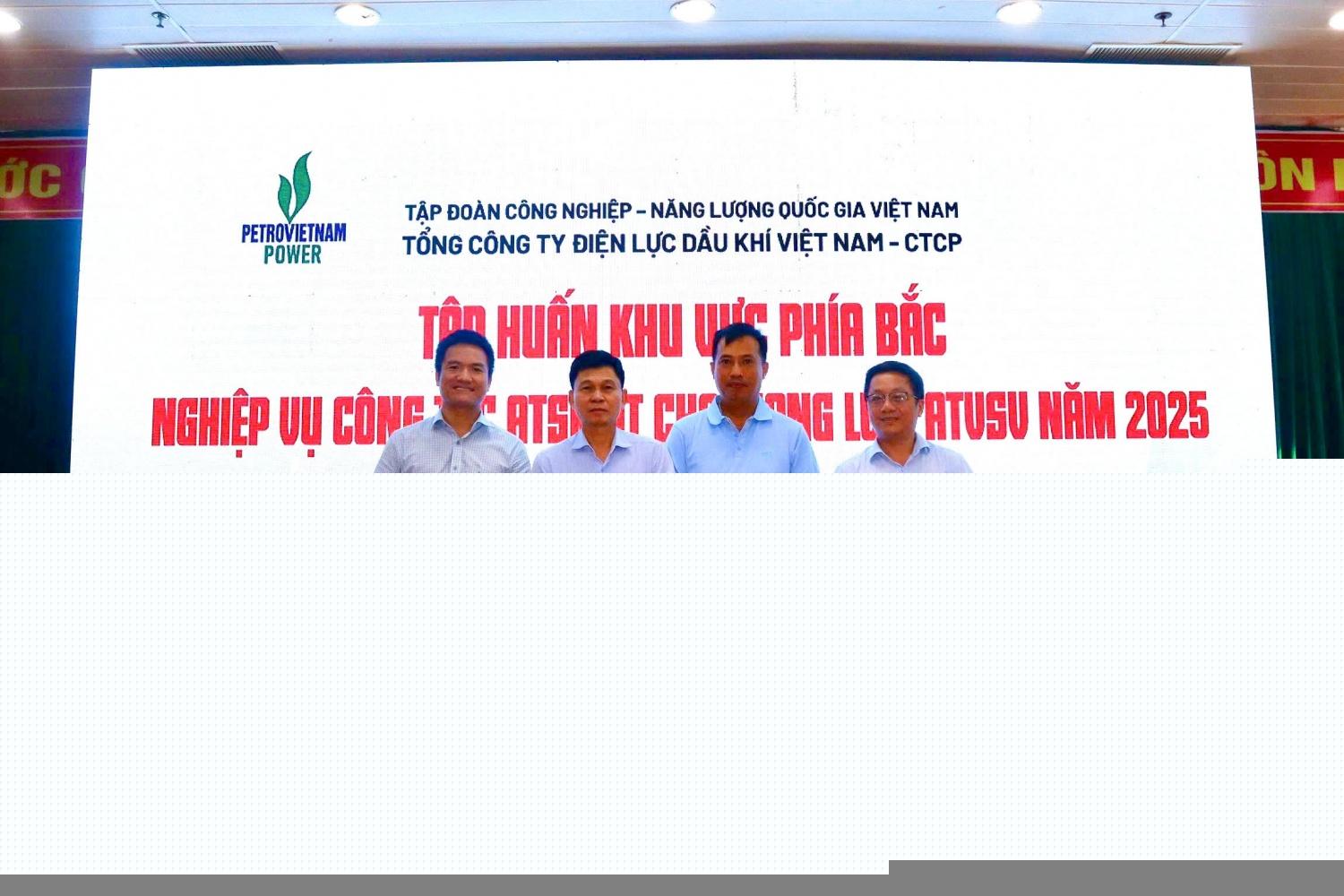 Ban tổ chức trao giải cho các học viên xuất sắc tại buổi tập huấn.
