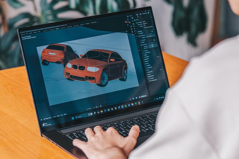 Các mẫu laptop có giá dao động từ 18-25 triệu đồng được nhiều bạn trẻ quan tâm. Ảnh: LA