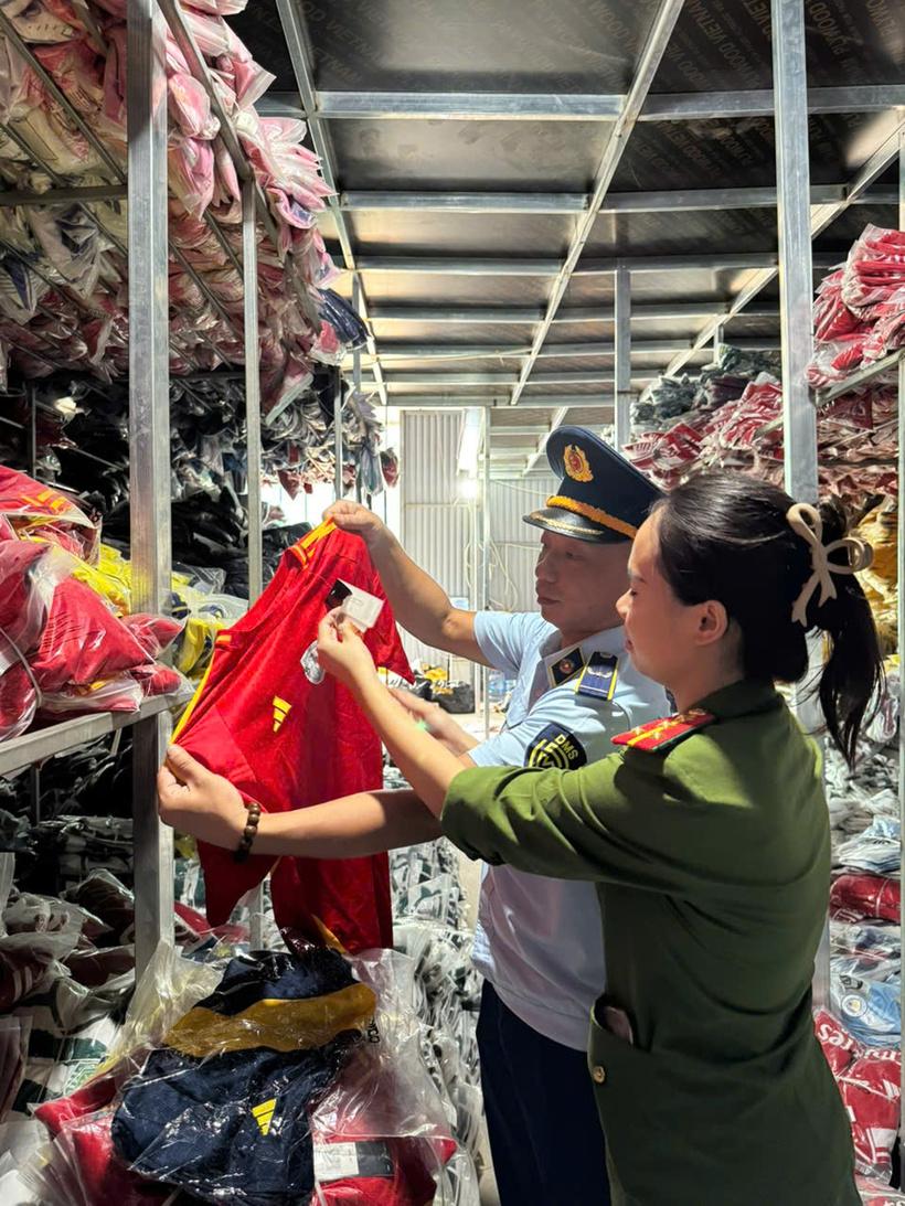 Lực lượng Quản lý thị trường TP. Hà Nội phối hợp với Công an thành phố kiểm tra, xử lý nhiều vụ vi phạm trong 6 tháng đầu năm 2025. Ảnh: Chi cục Quản lý thị trường Hà Nội