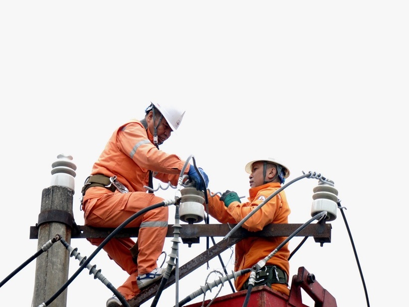 Công nhân Công ty Điện lực Quảng Ninh sửa chữa khiếm khuyết trên lưới. Ảnh: Ngọc Lan