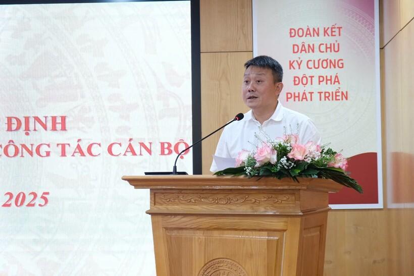 Phó Vụ trưởng Vụ Tổ chức cán bộ Nguyễn Quang Hồng công bố quyết định về việc điều động, bổ nhiệm chức vụ Phó Chánh Văn phòng Bộ. Ảnh: Lê An