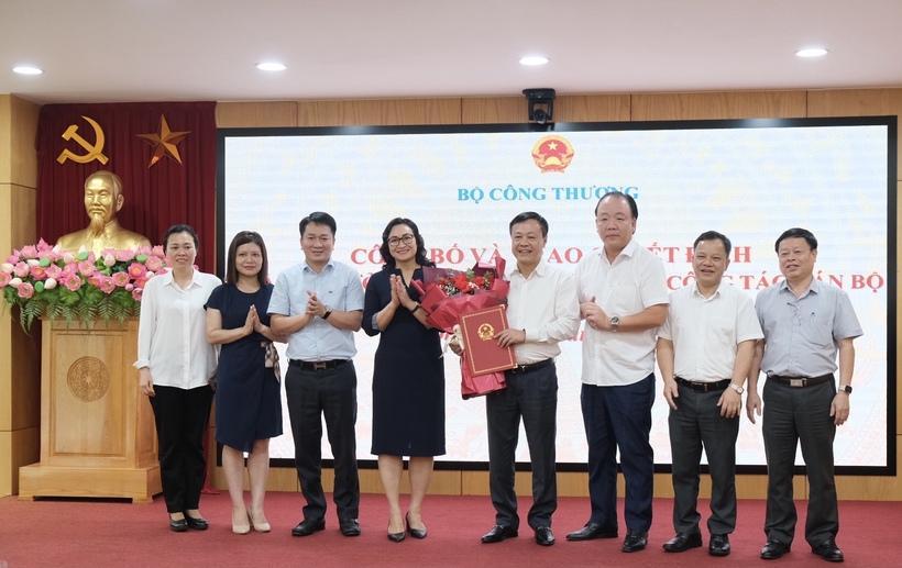 Thứ trưởng Phan Thị Thắng trao quyết định về công tác cán bộ đối với ông Hoàng Ánh Dương. Ảnh: Lê An