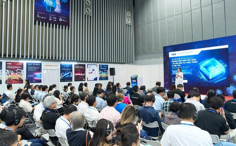 Trong khuôn khổ sự kiện, hàng loạt hội thảo chuyên sâu cũng được tổ chức, quy tụ các chuyên gia hàng đầu trong và ngoài nước, tập trung thảo luận các xu hướng công nghiệp đang định hình lại cục diện sản xuất toàn cầu, từ bán dẫn, công nghệ xanh đến trí tuệ nhân tạo và chuyển đổi số toàn diện.