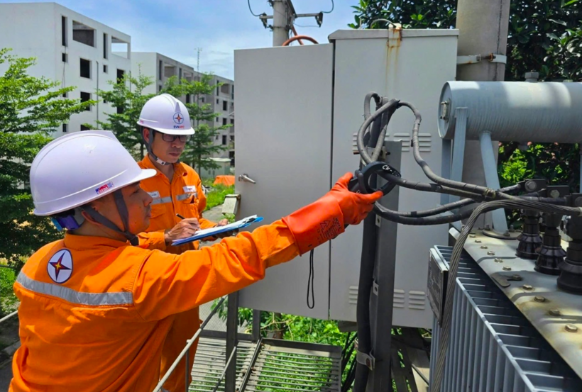 Công nhân điện lực EVNNPC kiểm tra bảo dưỡng hệ thống điện