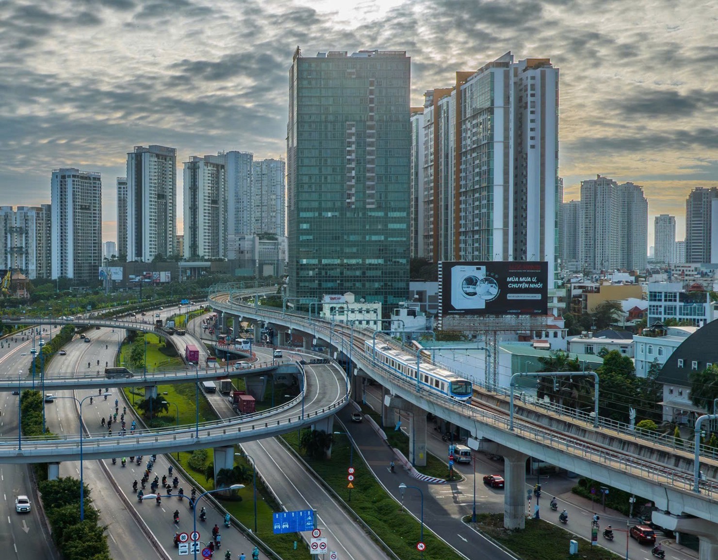 TP. Hồ Ch&iacute; Minh quyết liệt th&aacute;o gỡ kh&oacute; khăn cho thị trường bất động sản ph&aacute;t triển. Ảnh: Đức Mỹ
