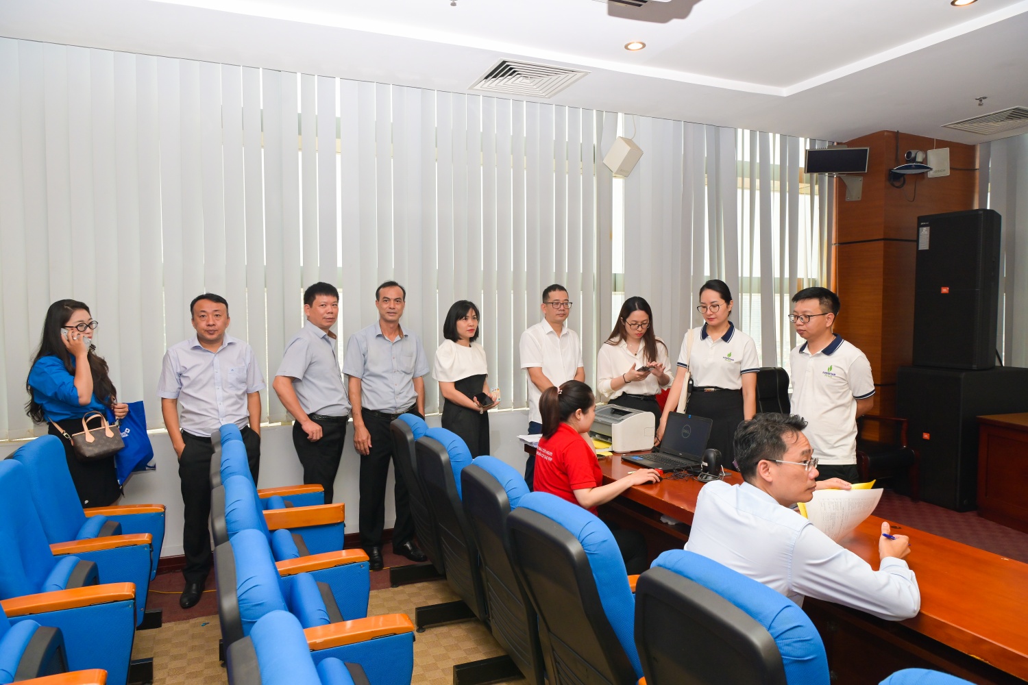 Các cán bộ nhân viên Tập đoàn điền mẫu đơn đăng ký hiến máu.