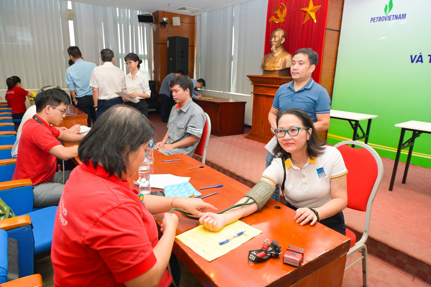 Cán bộ nhân viên, người lao động được tiến hành kiểm tra sức khỏe trước khi hiến máu.