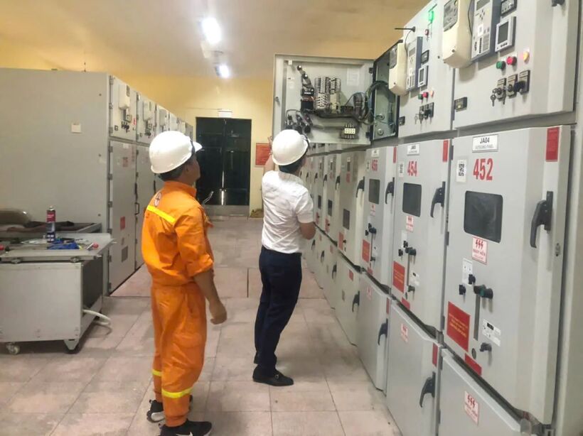 Ông Vũ Sơn Hà (áo trắng) -  Phó đội trưởng Truyền tải điện Hà Nội trực tiếp kiểm tra, chỉ đạo xử lý sự cố tại TBA 220kV Mai Động. Ảnh: Mạnh Hùng