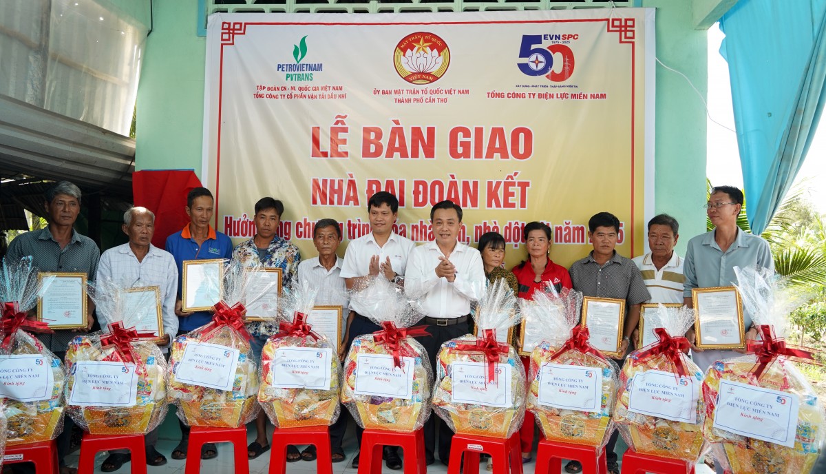 Ngành điện miền Nam hoàn thành chương trình xóa nhà tạm, nhà dột nát tại Cần Thơ