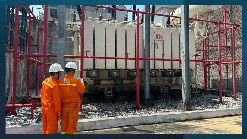 Kiểm tra phát nhiệt và nhiệt độ MBA AT5 tại TBA 220kV Thành Công. Ảnh: Mạnh Hùng