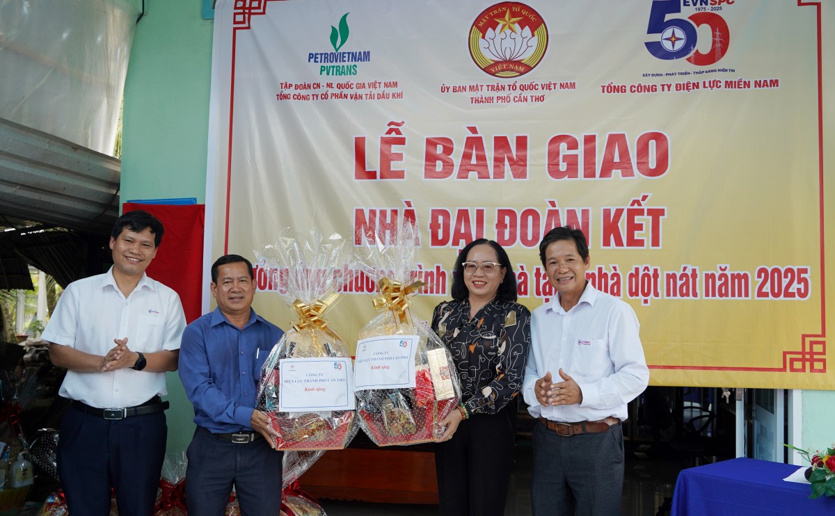 Ngành điện miền Nam hoàn thành chương trình xóa nhà tạm, nhà dột nát tại Cần Thơ