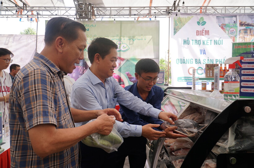 Các hội chợ xúc tiến thương mại, chương trình kết nối giao thương giúp các hợp tác xã quảng bá, tiêu thụ sản phẩm hiệu quả. Ảnh: Vũ Lê