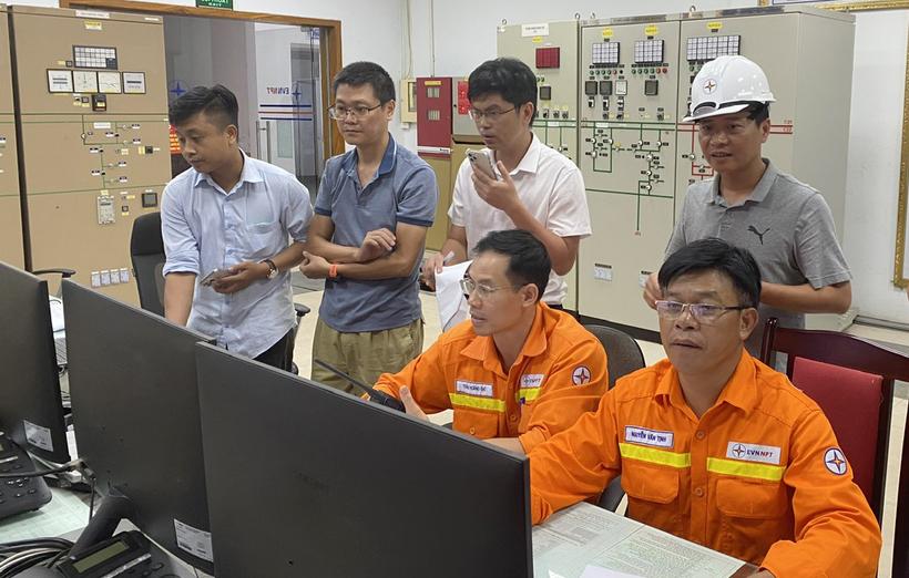 Giây phút đóng điện hoàn thành dự án nâng công suất TBA 500kV Hà Tĩnh
