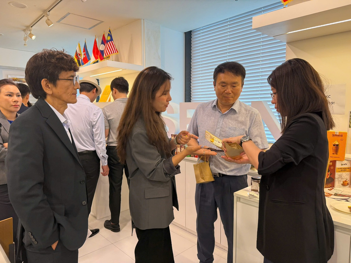 Khách hàng tìm hiểu các sản phẩm tại gian hàng Việt Nam. Ảnh: Thu Thuỷ