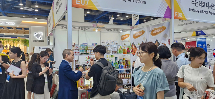 Gian hàng của Việt Nam với sự tham gia trưng bày phong phú các sản phẩm của đoàn doanh nghiệp thu hút số lượng đông đảo khách Hàn Quốc tới tham quan, giao dịch, đặt vấn đề hợp tác phân phối. Ảnh: Thu Thuỷ