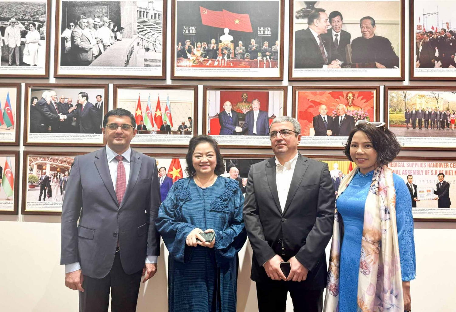 Ca sĩ Phan Minh Châu - người trình diễn trong sự kiện Ngày Văn hoá Việt Nam ở Baku, là con dâu của cố thủ tướng Phạm Văn Đồng xúc động khi nhìn thấy tấm ảnh ông tiếp đón phái đoàn Azerbaijan được trưng bày ở Phòng lưu niệm