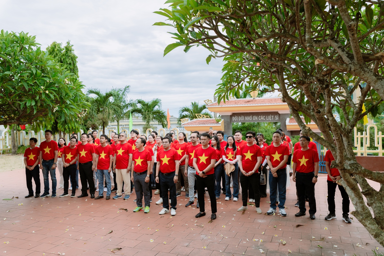 Các đại biểu viếng Nghĩa trang liệt sĩ Đặc khu Lý Sơn nhân kỷ niệm 78 nămNgày Thương binh - Liệt sĩ (27/7/1947 - 27/7/2025)
