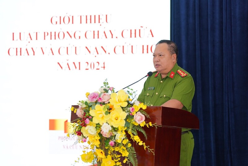 Đại tá Hoàng Ngọc Huynh - Phó Cục trưởng cục Cảnh sát PCCC & CNCH phổ biến một số quy định mới tại hội nghị. Ảnh: VFRA