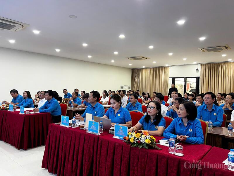 Các đại biểu tham dự hội nghị