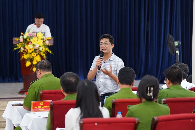 Ông Lê Minh Long – Phó Vụ trưởng Vụ Khoa học công nghệ, Môi trường và Vật liệu xây dựng  tham gia trả lời câu hỏi của các doanh nghiệp. Ảnh: VFRA