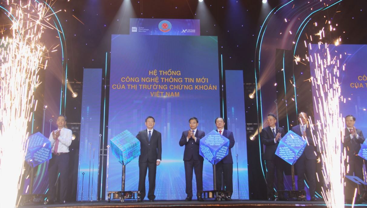 C&aacute;c đại biểu thực hiện nghi thức khai trương Hệ thống c&ocirc;ng nghệ th&ocirc;ng tin mới của thị trường chứng kho&aacute;n Việt Nam.