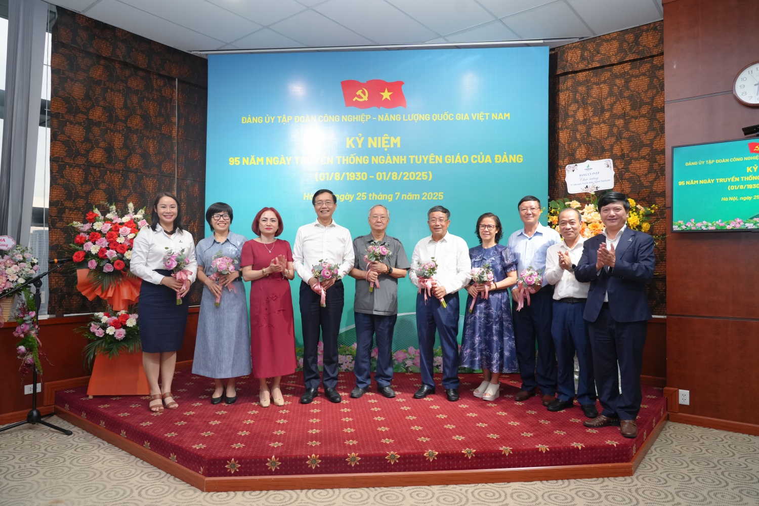 Lãnh đạo Petrovietnam tặng hoa tri ân đến các trưởng, phó Ban Tuyên giáo Đảng uỷ các thời kỳ
