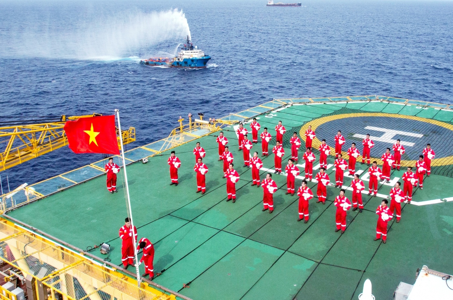 Người lao động Petrovietnam thi đua lập thành tích trên các công trình trọng điểm