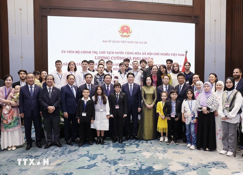 Chủ tịch nước Lương Cường và Phu nhân cùng đoàn đại biểu cấp cao Việt Nam với cán bộ, nhân viên Đại sứ quán, các cơ quan và đại diện cộng đồng người Việt Nam tại Ai Cập. Ảnh: Lâm Khánh/TTXVN