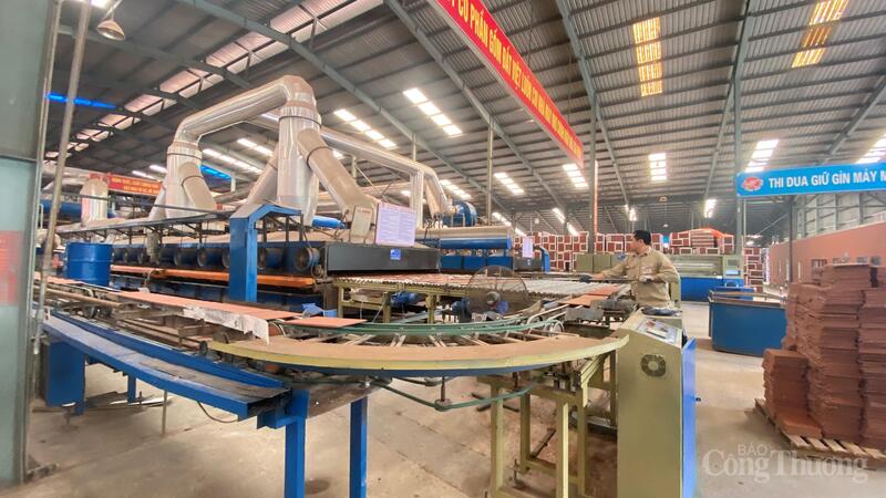 Hệ thống dây chuyền sản xuất gạch ngói công nghệ hiện đại tại Tổ hợp Công ty cổ phần Gốm Đất Việt, tỉnh Quảng Ninh