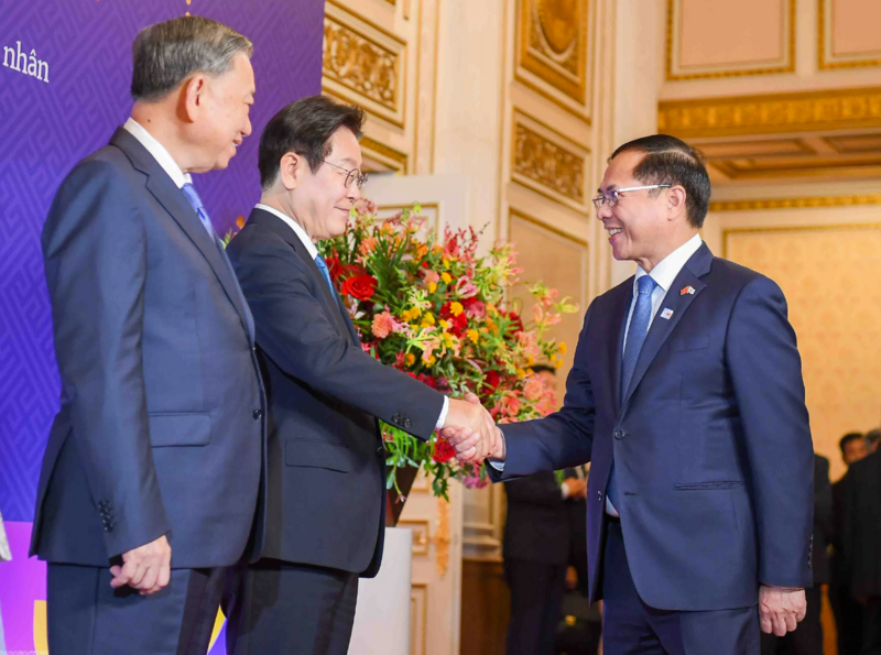 Hai bên giới thiệu quan chức tham dự chiêu đãi cho nhau. Ảnh: Nguyễn Hồng