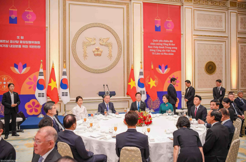 Các đại biểu tại chiêu đãi. (Ảnh: Nguyễn Hồng)