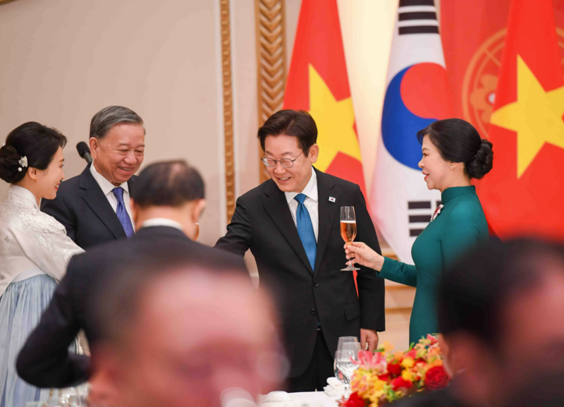 Tổng Bí thư Tô Lâm và Phu nhân cùng Tổng thống Hàn Quốc Lee Jae Myung và Phu nhân nâng ly chúc mừng cho quan hệ Việt Nam-Hàn Quốc ngày càng phát triển. (Ảnh: Nguyễn Hồng)
