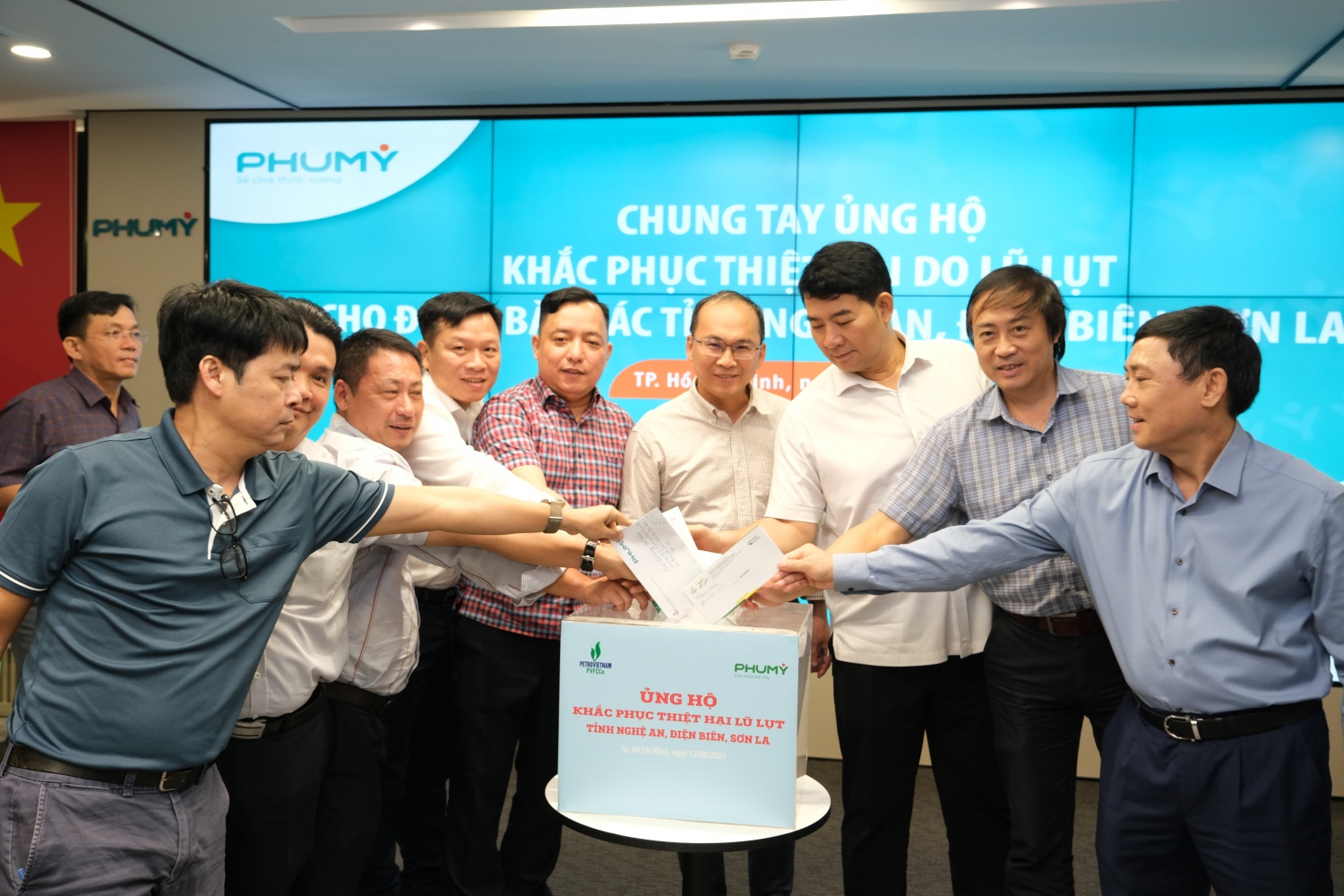 PVFCCo – Phú Mỹ quyên góp ủng hộ đồng bào các địa phương bị thiệt hại do bão lũ