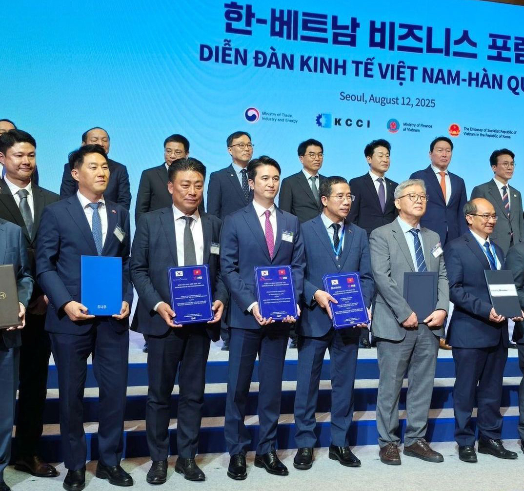 Tổng Giám đốc Dunamu Oh Kyoung-suk và Chủ tịch Ngân hàng Quân đội (MB) Lưu Trung Thái chụp ảnh cùng các doanh nhân trong khuôn khổ Diễn đàn Doanh nghiệp Hàn Quốc – Việt Nam tại Seoul. (Ảnh: KoreaTimes)