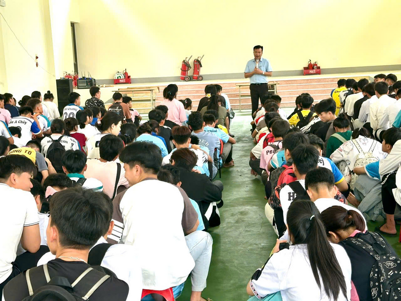 Ông Nguyễn Văn Tuấn – Hiệu trưởng Trường Cao đẳng Công nghệ và Kinh tế Công nghiệp trực tiếp về các huyện vùng khó khăn của Điện Biên tuyển sinh