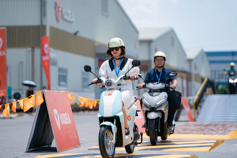Khách hàng trải nghiệm xe máy điện