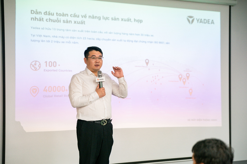 Ông Liu Jia,Tổng giám đốc Yadea Việt Nam đang chia sẻ với các phóng viên
