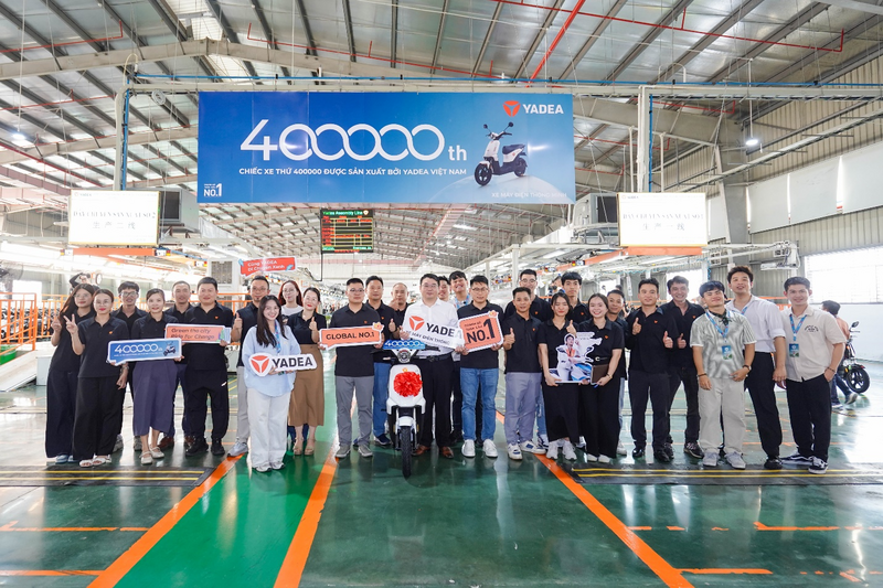 Ban Tổng Giám đốc cùng cán bộ CNV tại buổi ra mắt xe máy điện thứ 400.000