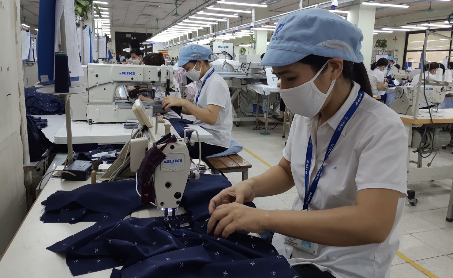 Dệt may là một trong những ngành giữ vai trò chủ lực xuất khẩu của Vĩnh Long. Ảnh: Lê Văn