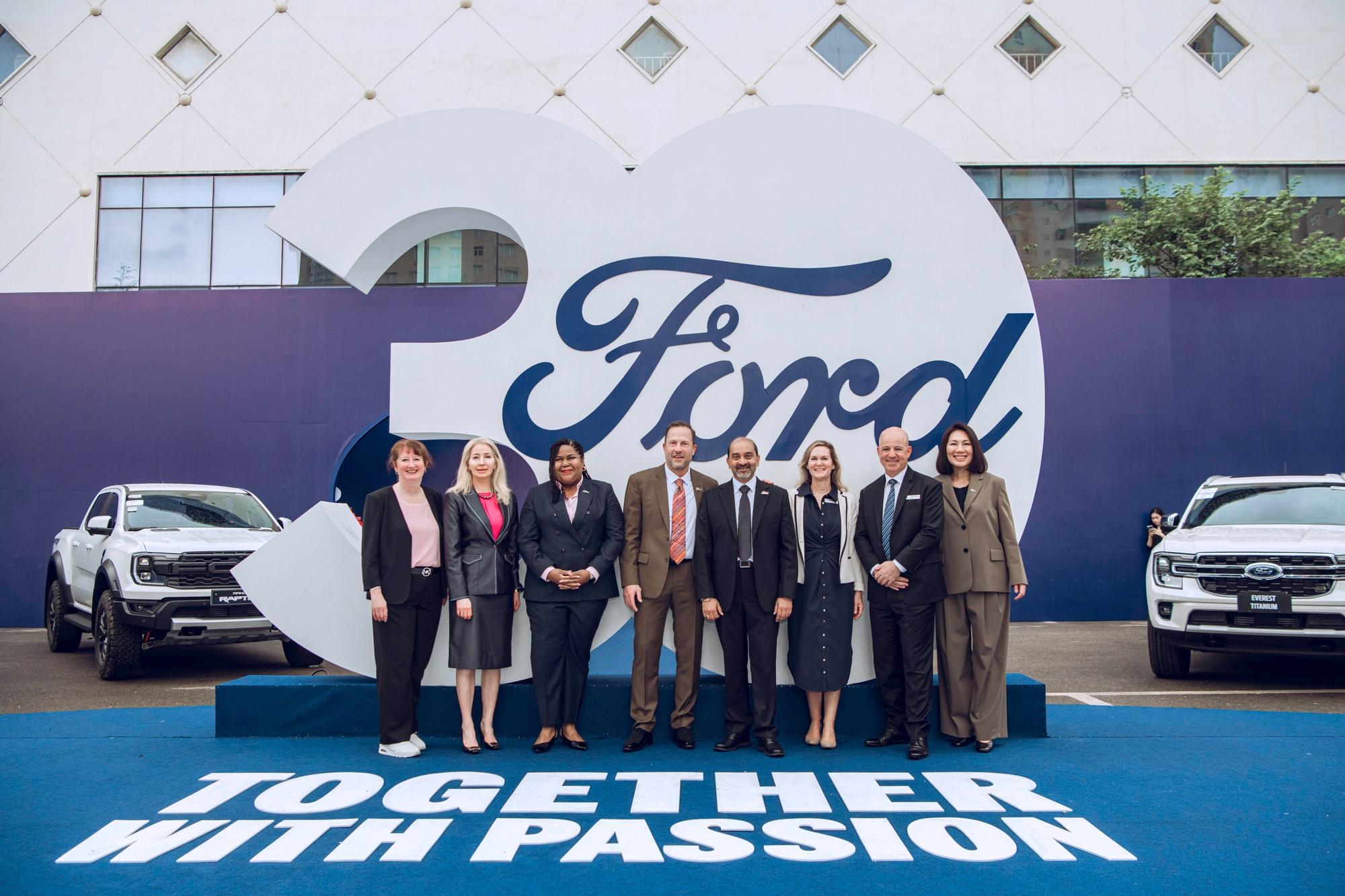 Ông Ruchik Shah, Tổng Giám đốc Ford Việt Nam (thứ tư từ bên phải), cùng các lãnh đạo cấp cao của tập đoàn Ford.