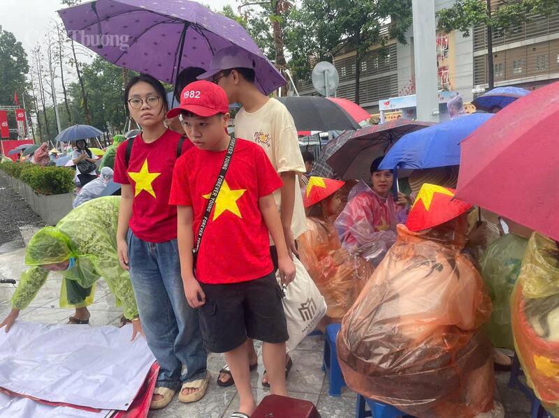 Ghế nhựa được bán với giá 50.000 đồng bên lề sơ duyệt diễu binh - 7