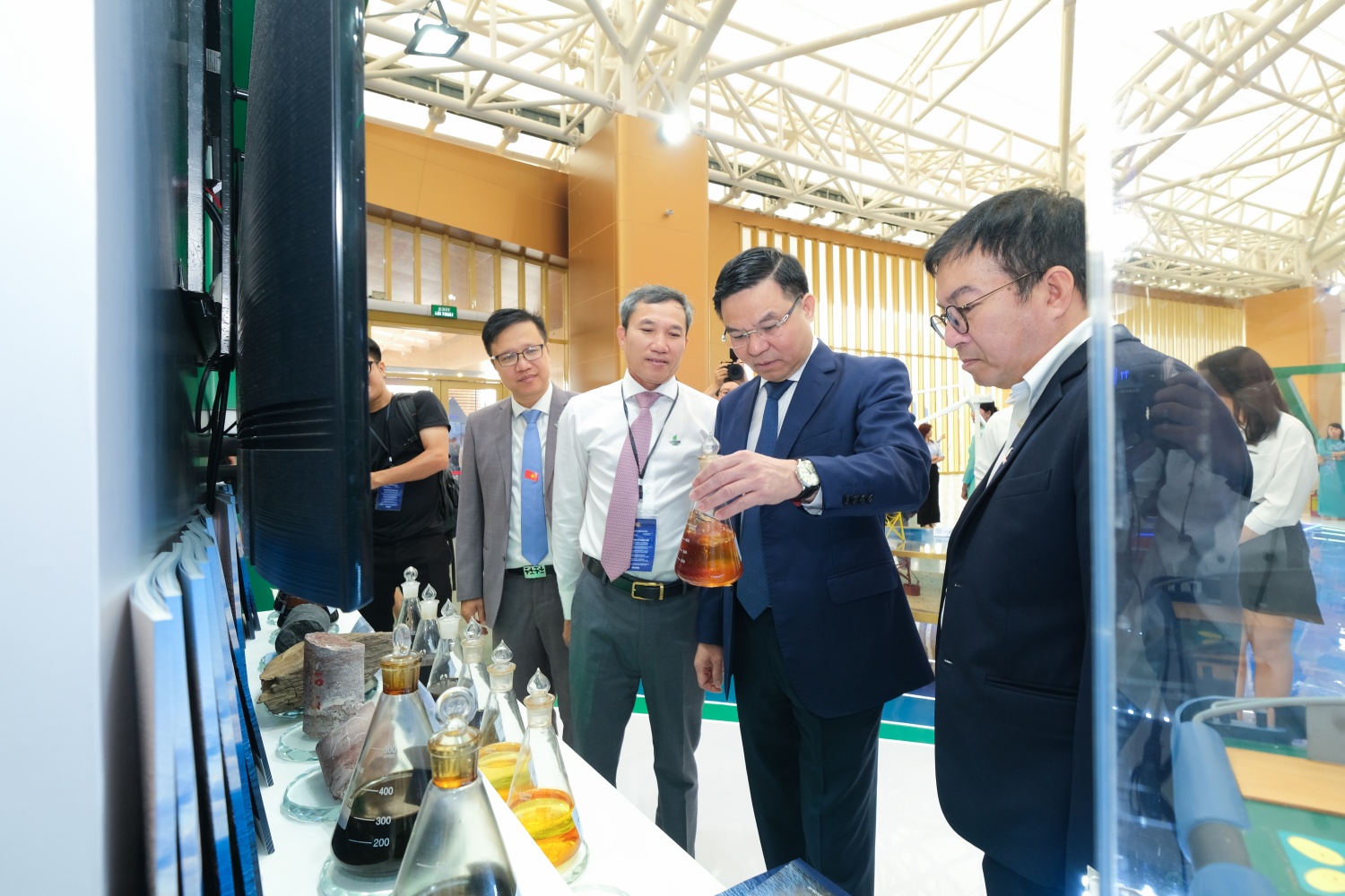 Chủ tịch HĐTV Petrovietnam Lê Mạnh Hùng kiểm tra gian trưng bày tại Triển lãm 80 năm thành tựu đất nước