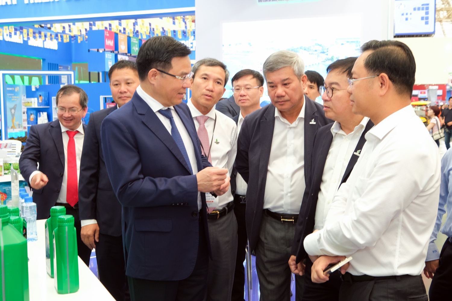 Chủ tịch HĐTV Petrovietnam Lê Mạnh Hùng kiểm tra gian trưng bày tại Triển lãm 80 năm thành tựu đất nước