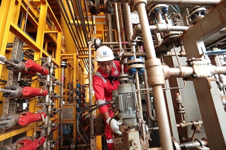 Người lao động BIENDONG POC làm việc trên cụm mỏ Hải Thạch - Mộc Tinh