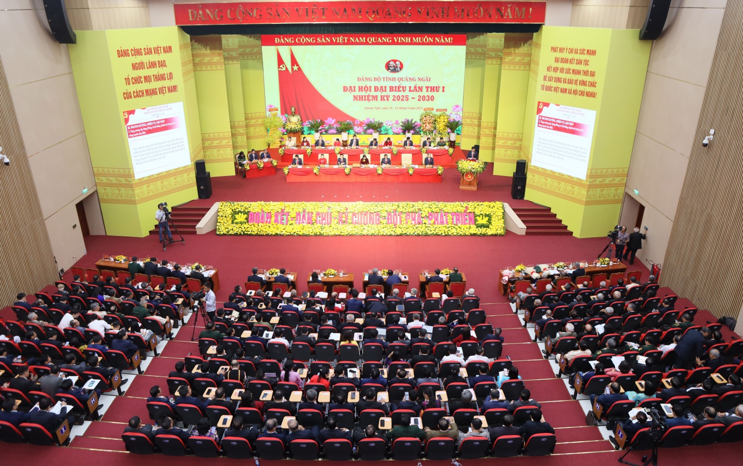 Toàn cảnh Đại hội Đại biểu Đảng bộ tỉnh Quảng Ngãi lần thức nhất, nhiệm kỳ 2025 - 2030. Đại hội có sự có 450 đại biểu chính thức, đại diện cho gần 92 nghìn đảng viên.